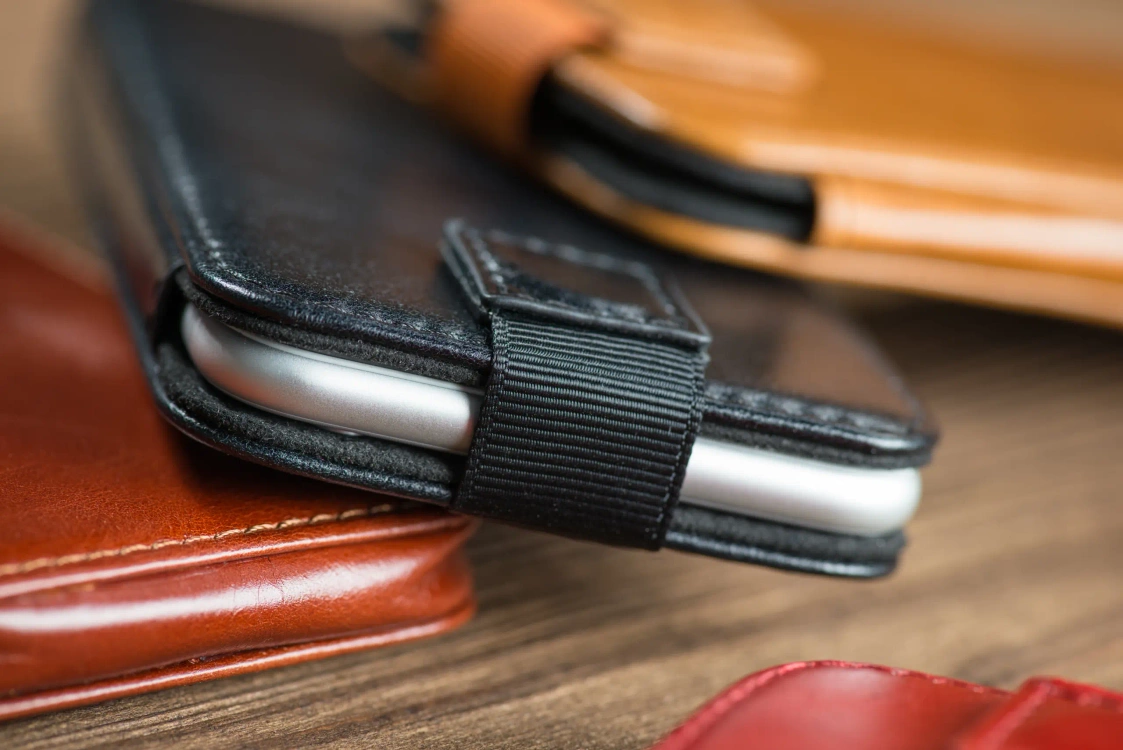 moVear pocketCase C+ skórzana wsuwka do Apple iPhone 13 Mini / 12 Mini / SE 2020 / 8 / 7 / 6 | Skóra naturalna vintage (Czarna)